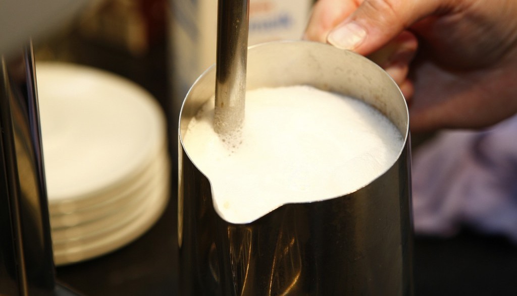 Cómo hacer espuma de leche en el microondas para mejorar tu café