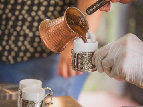 ¿La cafetera más curiosa? Cómo preparar café turco